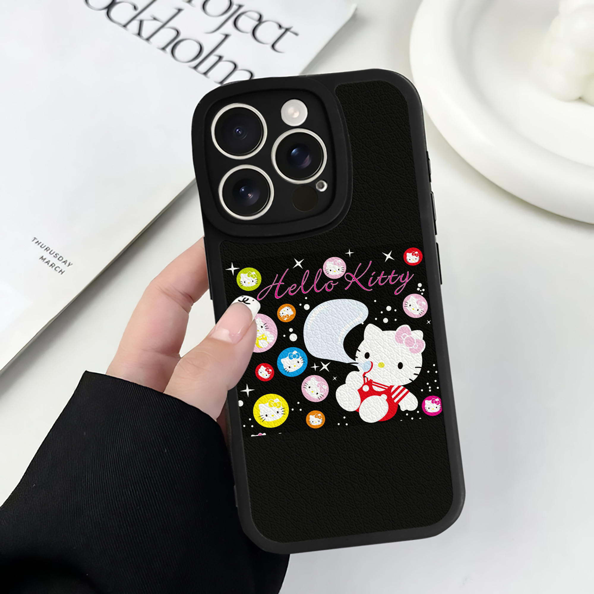（画像用） Hello Kitty ハローキティ 【iPhone 16シリーズ対応】シリコンスマホケース（レザー調） 材質：シリコン